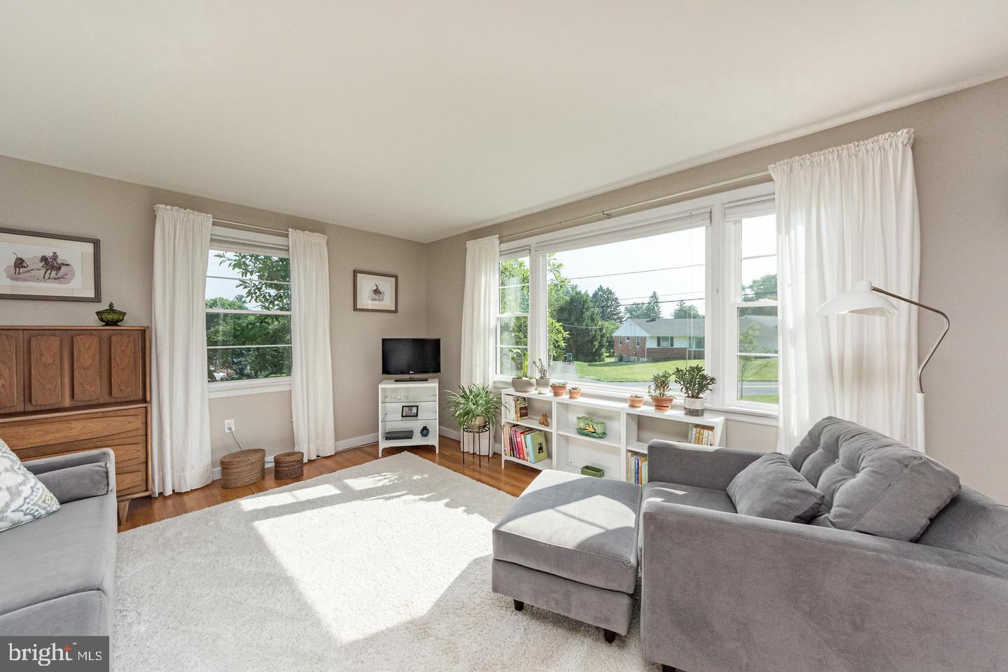 1900 Manor Ridge Drive Lancaster, PA 17603 - Photo 16 of 27 Living room