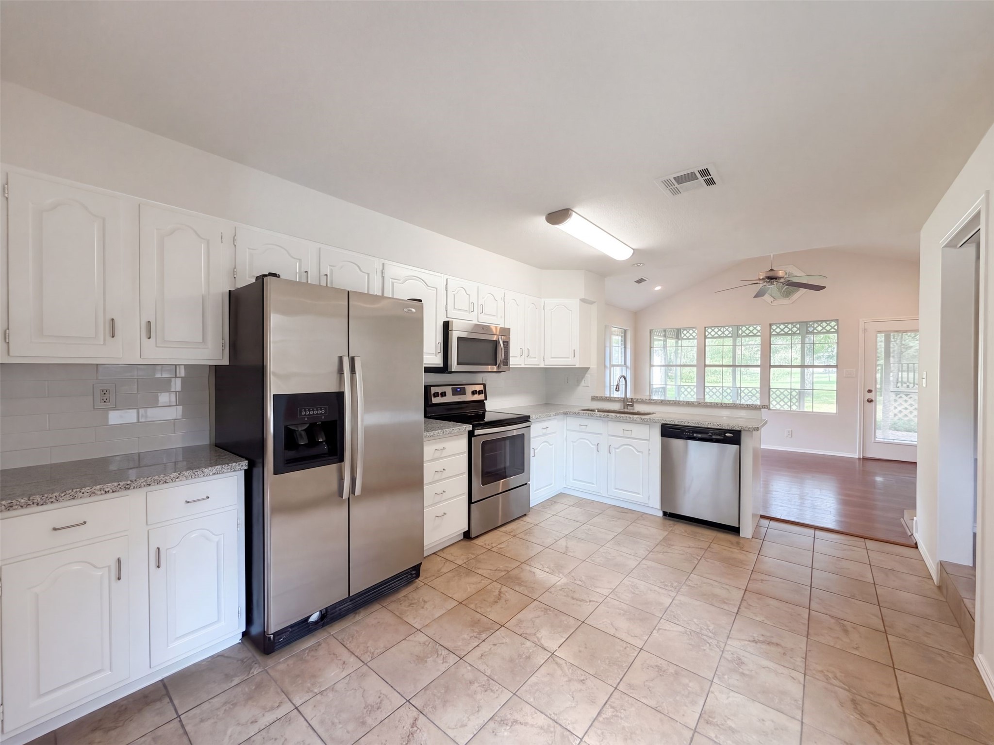 1119 Coe Road Pinehurst, TX 77362 - Photo 2 of 18 Gallery Image 2