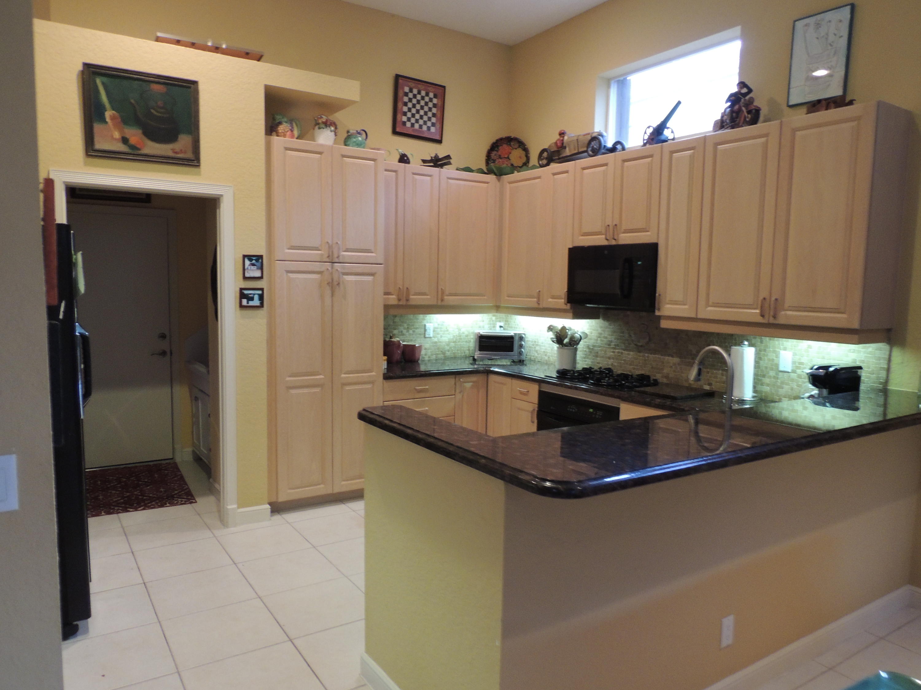 4281 Northwest 63rd Place Boca Raton, FL 33496 - Photo 8 of 44 KITCHEN W/ BREAKFAST BAR