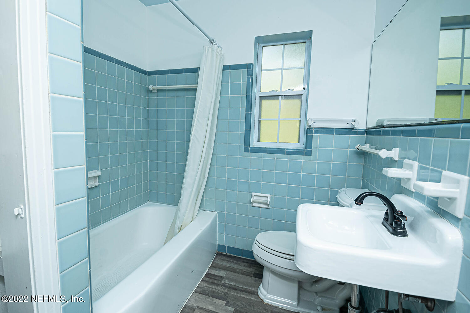 2445 Community Road Jacksonville, FL 32207 - Photo 26 of 42 a bathroom with a sink a toilet and bathtub