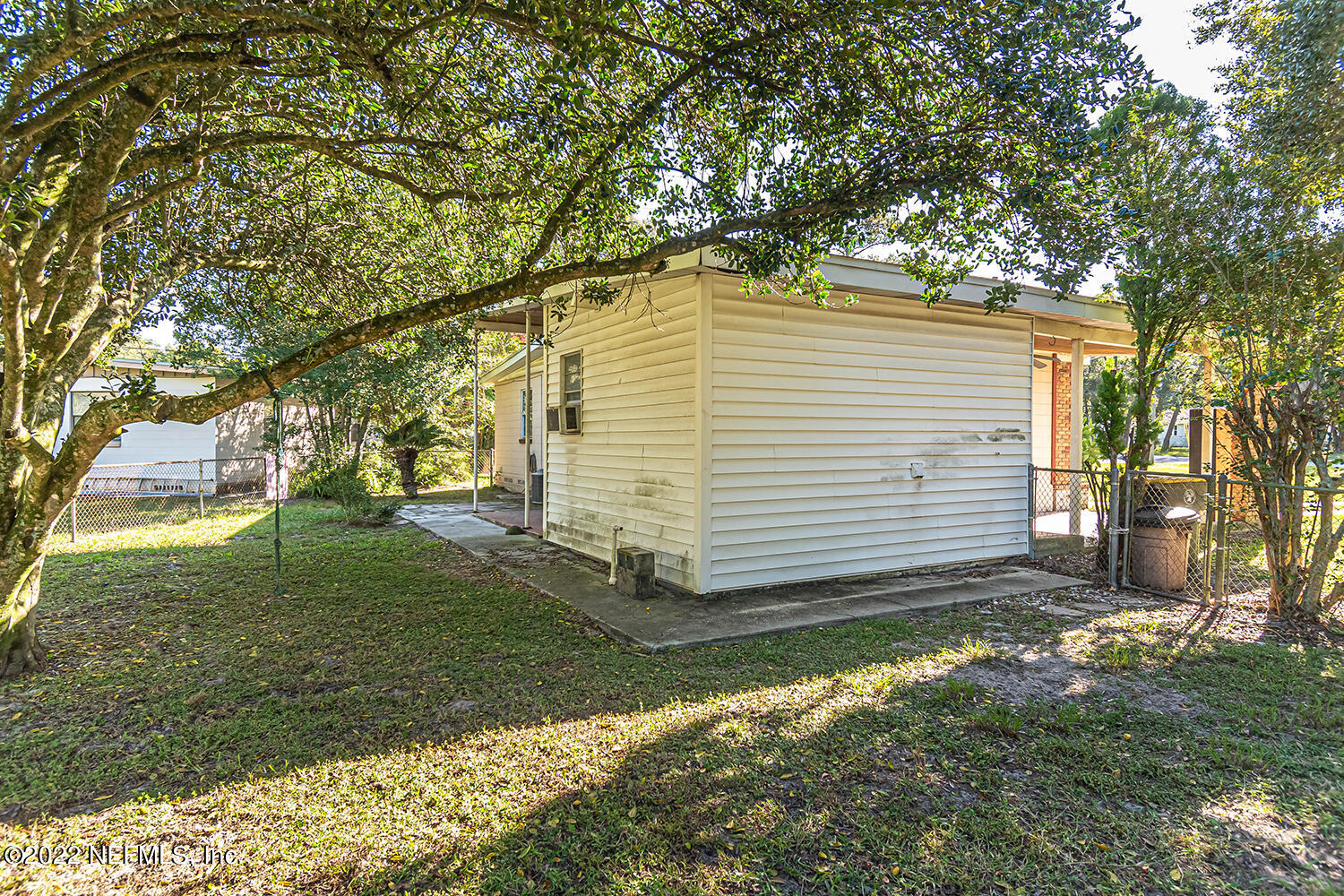 2445 Community Road Jacksonville, FL 32207 - Photo 40 of 42 a view of a backyard