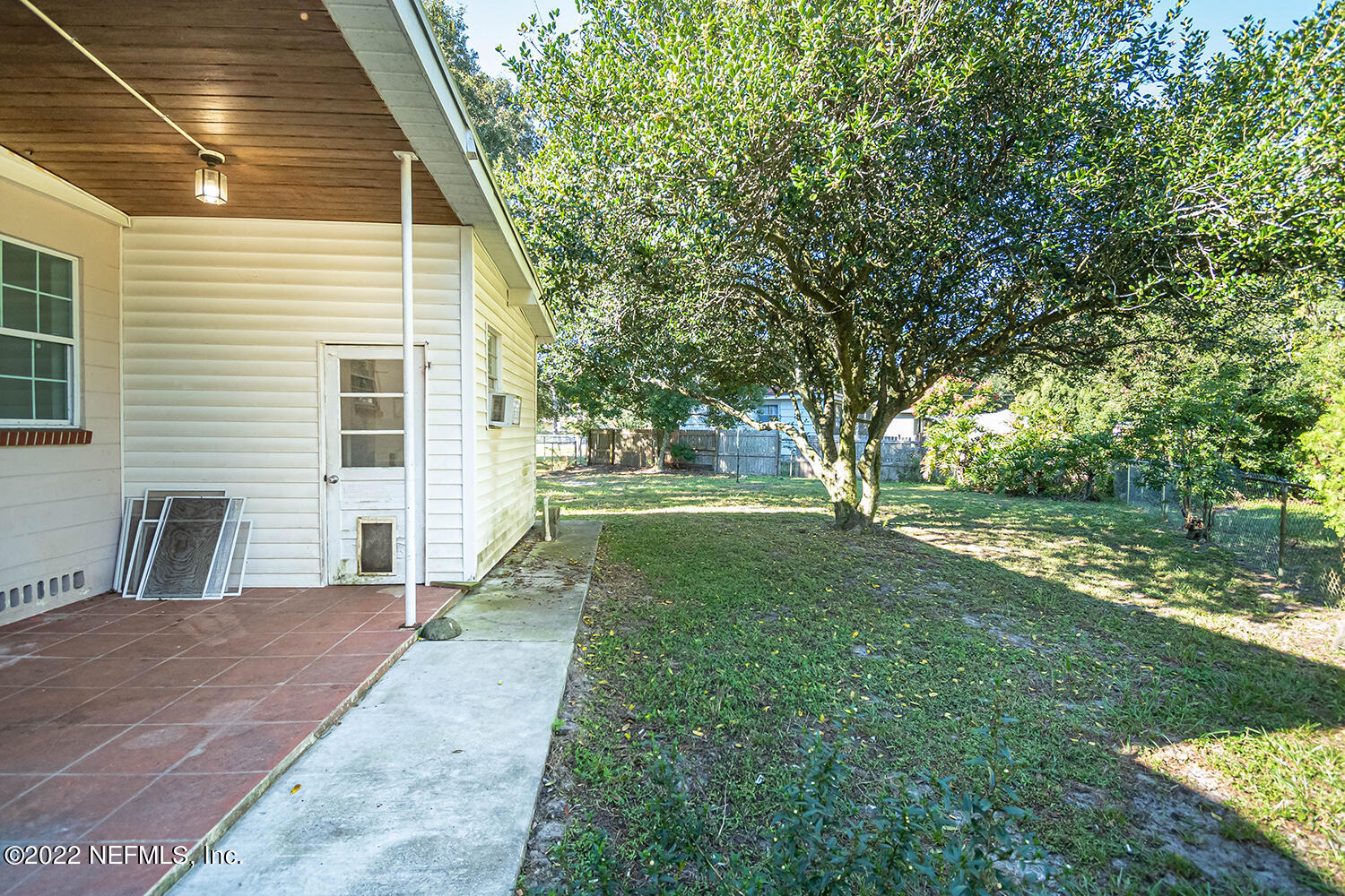2445 Community Road Jacksonville, FL 32207 - Photo 41 of 42 a view of a backyard with large trees
