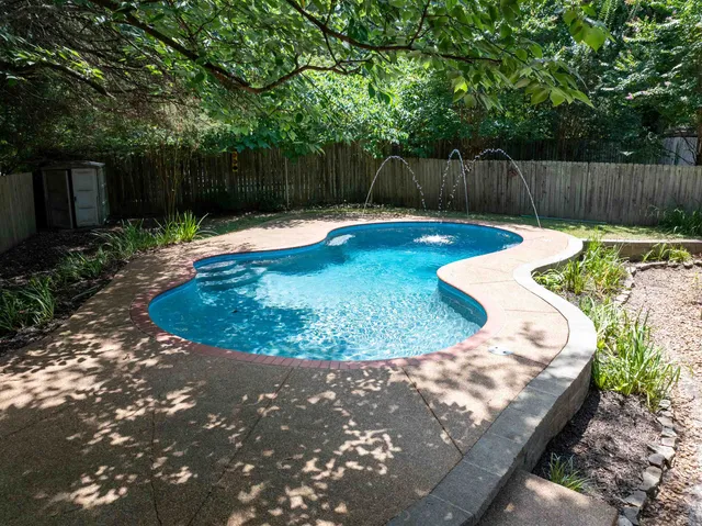 a view of a backyard