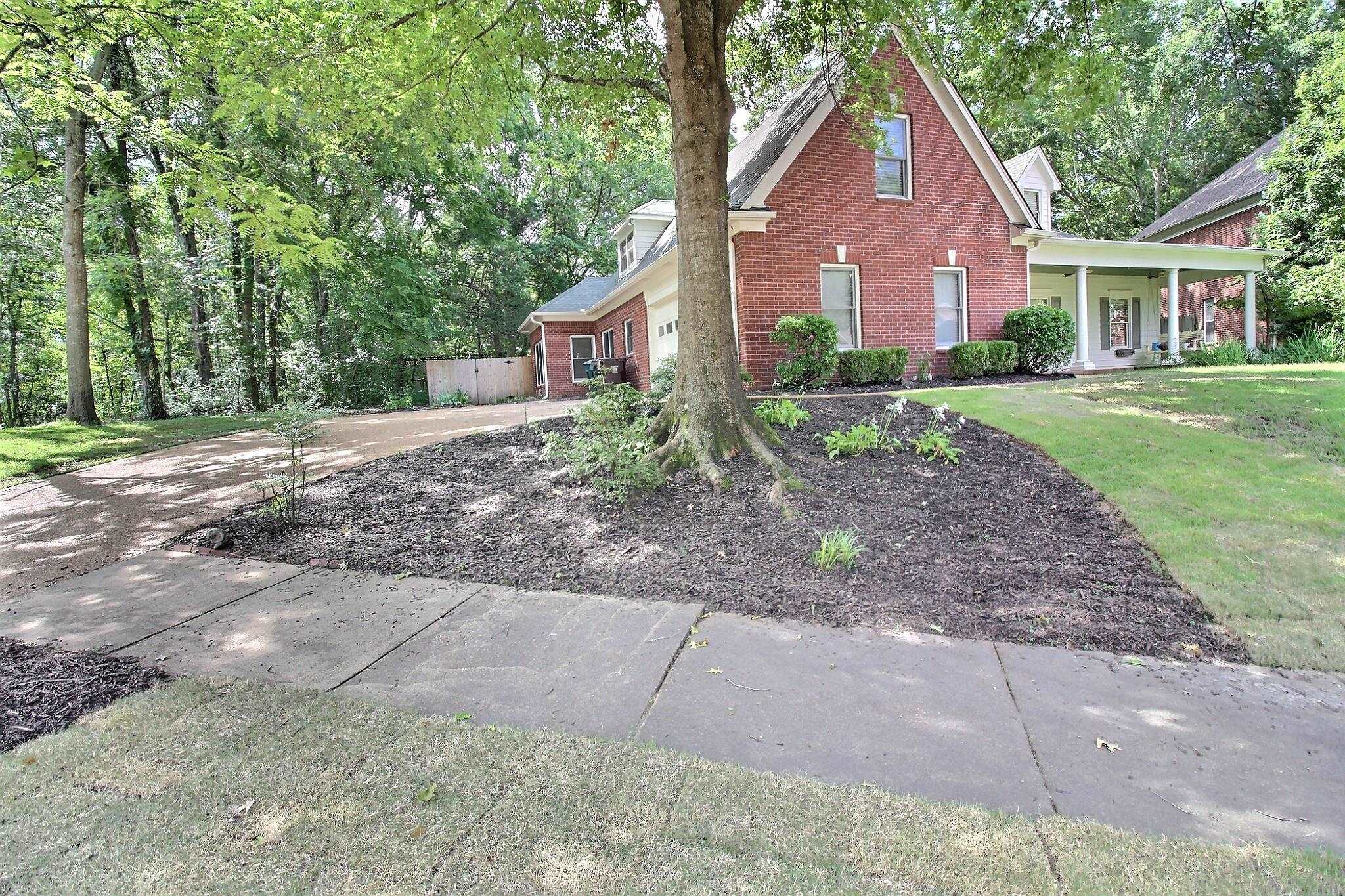 255 Ellawood Lane Collierville, TN 38017 - Photo 4 of 38 a front view of a house with garden