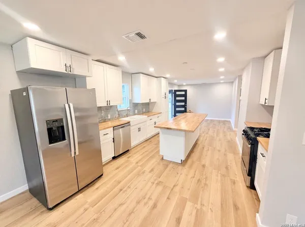 $2,575 | 1126 West Lullwood Avenue, San Antonio, TX 78201