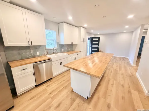 $2,575 | 1126 West Lullwood Avenue, San Antonio, TX 78201