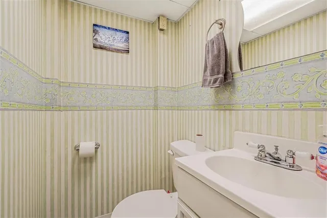 $350,000 | 1010 Greenlawn Drive, Mt. Lebanon, PA 15216