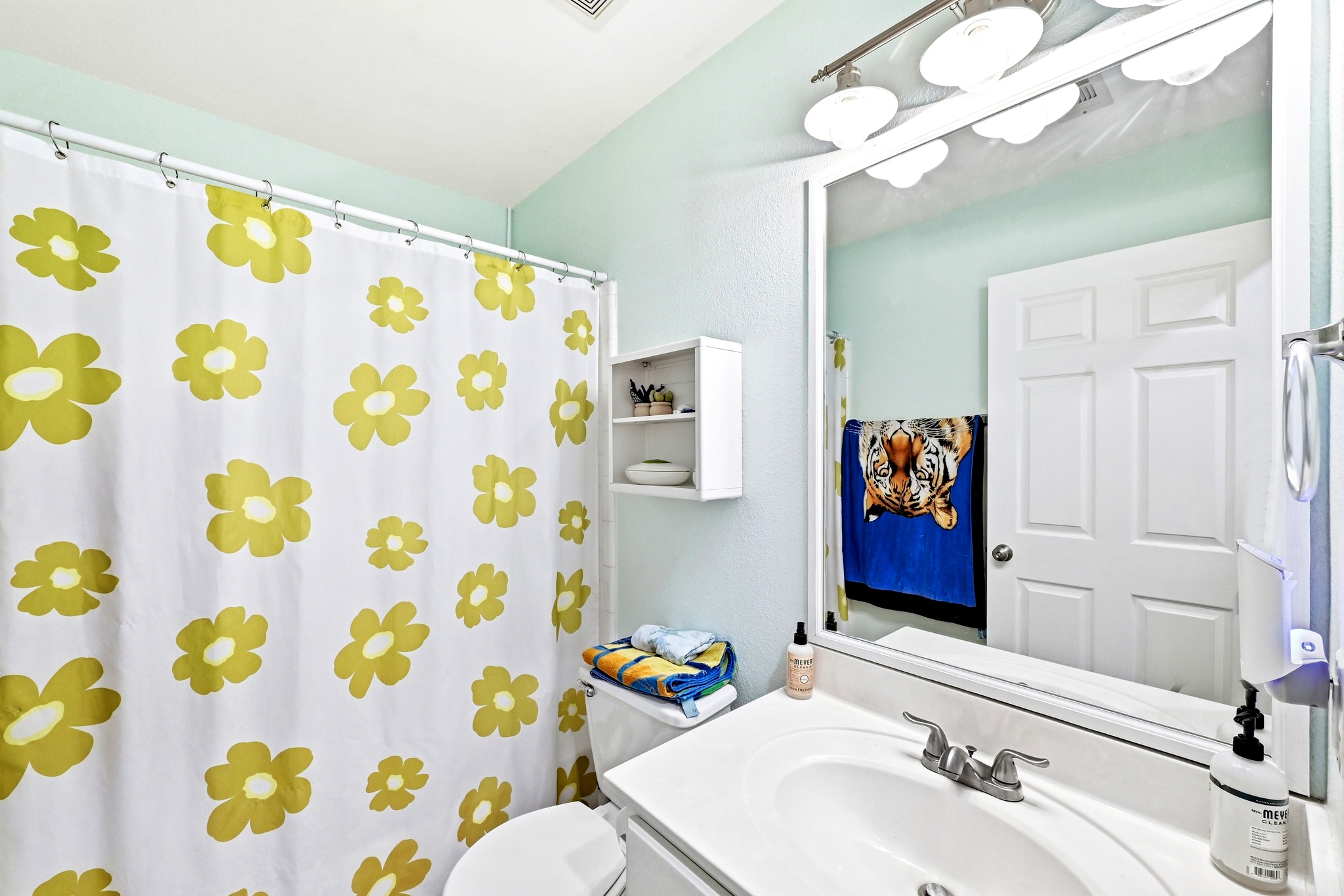 1103 Emmitt Run Austin, TX 78721 - Photo 22 of 25 Bathroom right off the hallway. Easy for the two bedrooms to access on one side of the house.
