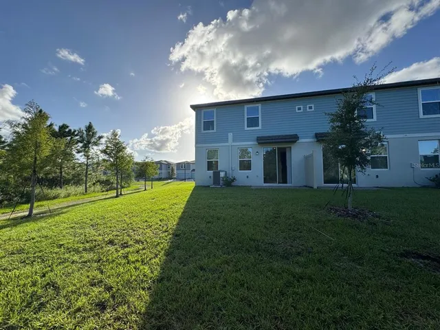 a view of a yard in front of house