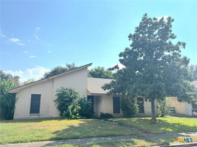a view of a house with yard and tree s