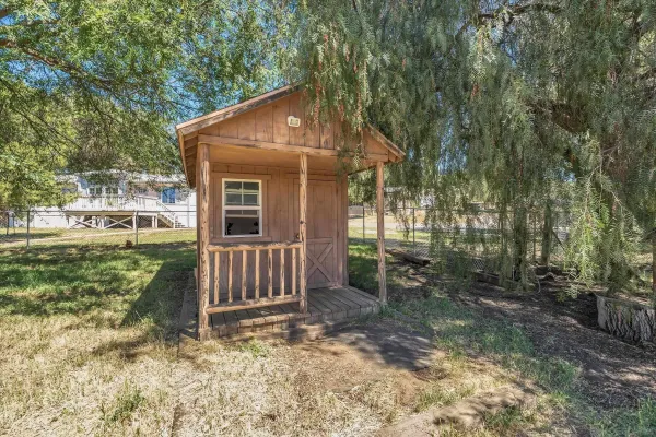 a view of a house with backyard and garden