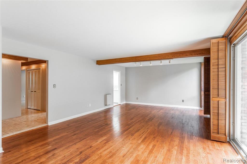 4041 West Maple Road, Unit 104 Bloomfield Hills, MI 48301 - Photo 5 of 25