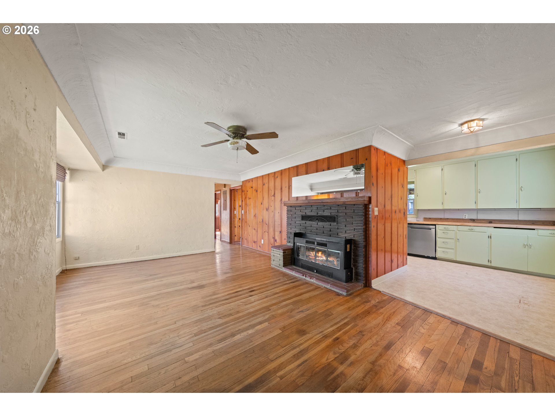 422 2nd Avenue Riddle, OR 97469 - Photo 23 of 46 Living Room