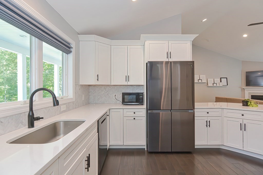 10 Lincoln Road Sutton, MA 01590 - Photo 7 of 42