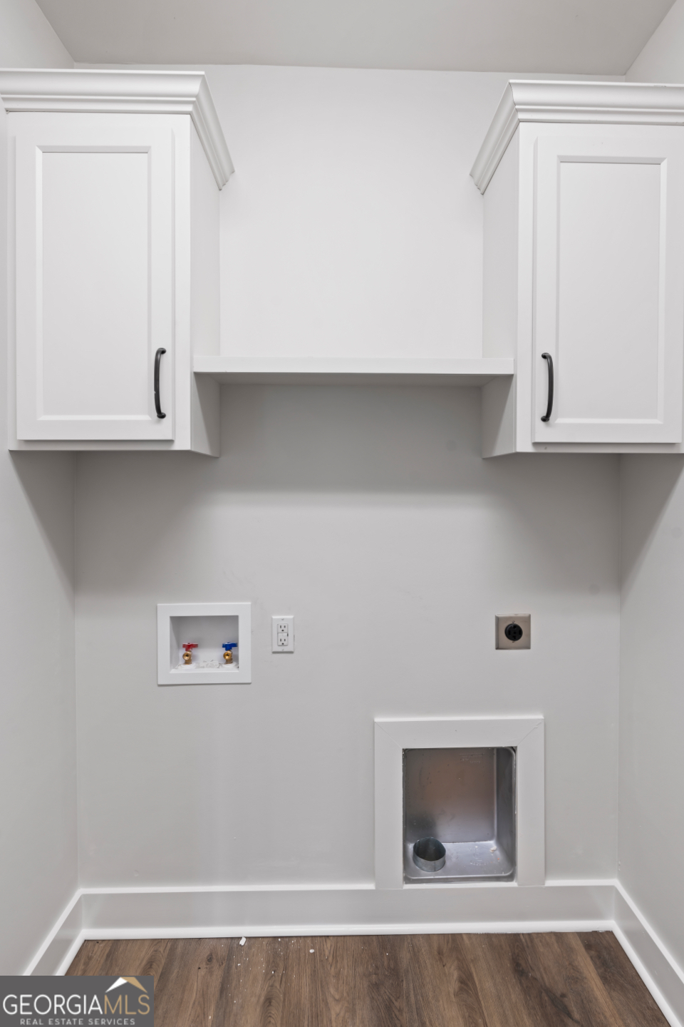 2830 Loch Laurel Road Valdosta, GA 31601 - Photo 12 of 40 a view of an empty room with cabinet