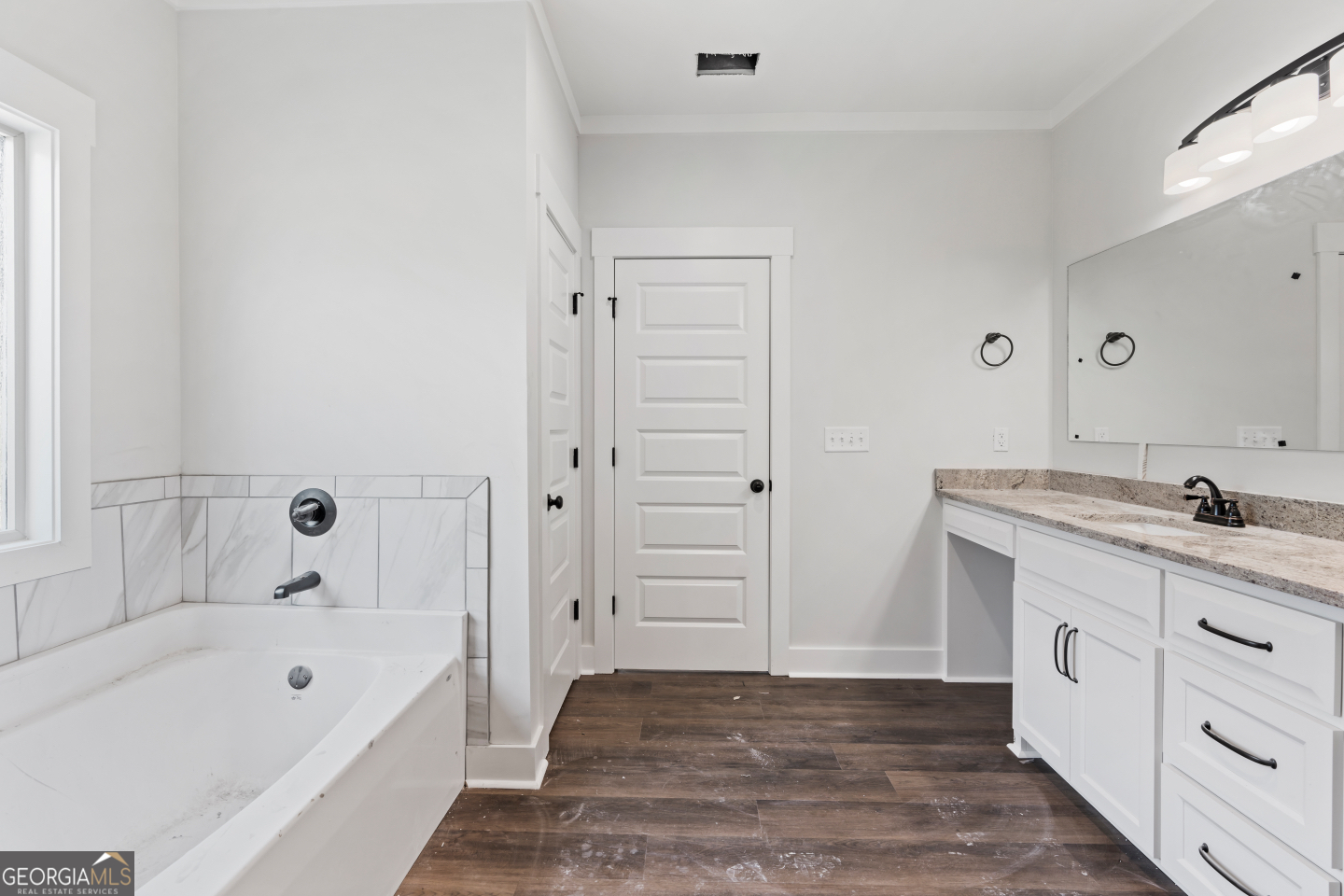 2830 Loch Laurel Road Valdosta, GA 31601 - Photo 27 of 40 a bathroom with a tub sink and mirror