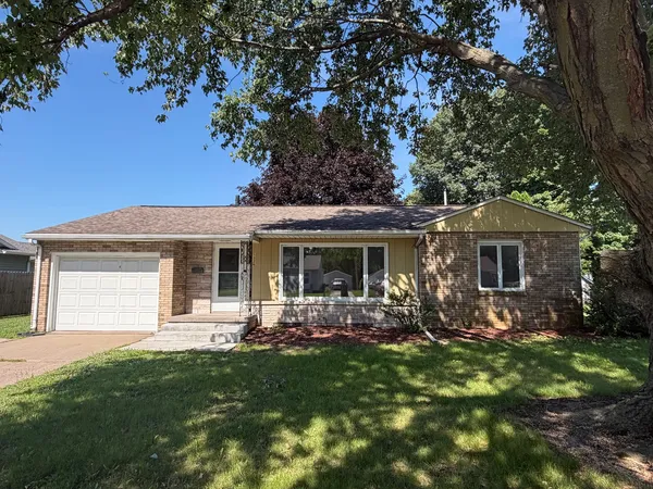 $1,895 | 1326 14th Street, Bettendorf, IA 52722