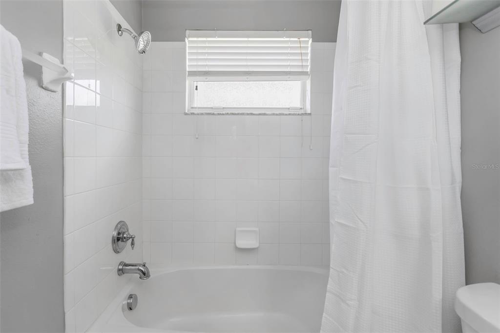 14818 Edgemere Drive Spring Hill, FL 34609 - Photo 31 of 72 a bathroom with a bathtub