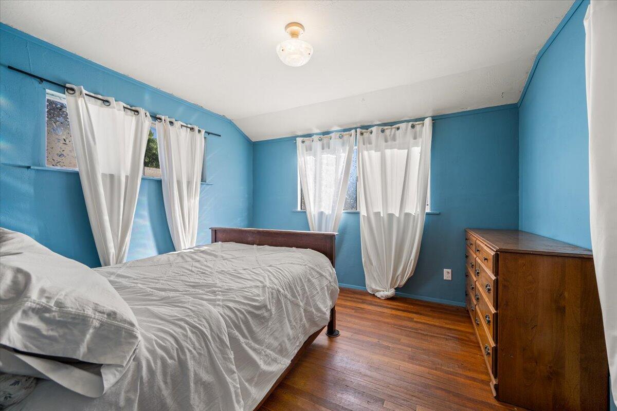 925 Pecho Street Morro Bay, CA 93442 - Photo 17 of 54 a bedroom with a bed and a window