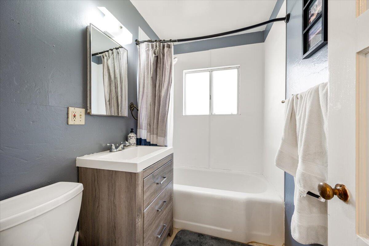 925 Pecho Street Morro Bay, CA 93442 - Photo 19 of 54 a bathroom with a sink a toilet and a bathtub
