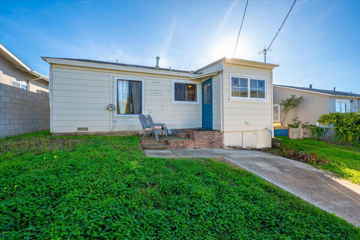 925 Pecho Street Morro Bay, CA 93442 - Photo 23 of 54 a front view of house with yard and outdoor seating