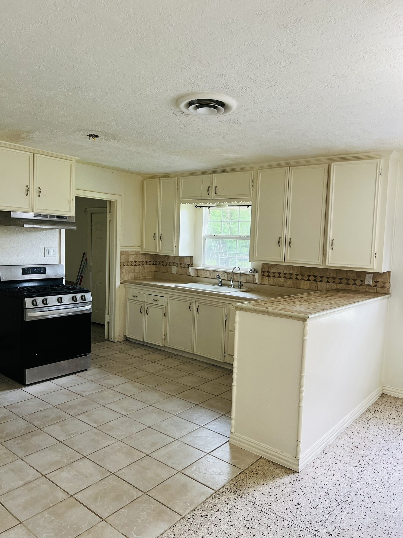 7018 Rook Boulevard Houston, TX 77087 - Photo 3 of 11 kitchen