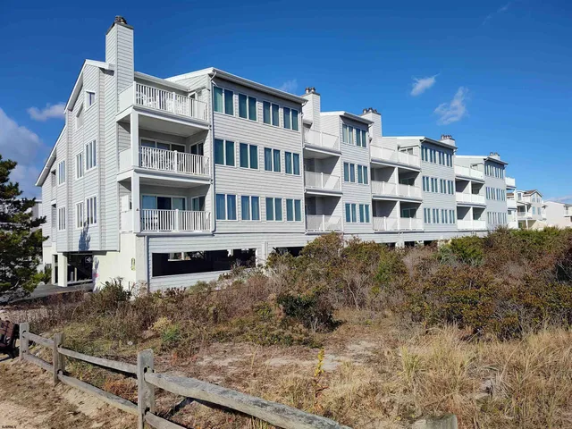 a en suite bathroom with a double vanity sink and a mirror
