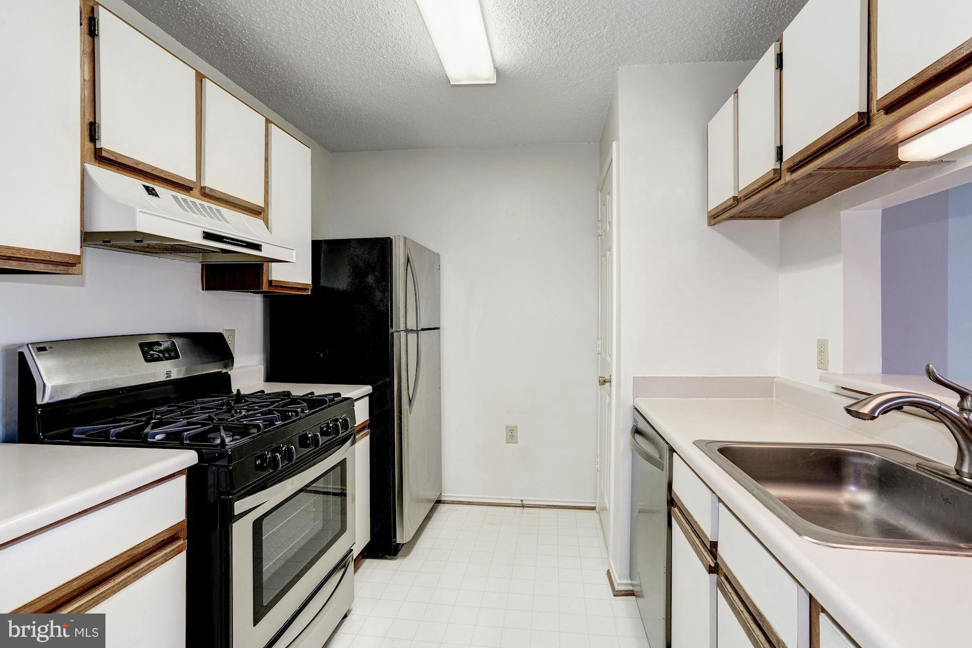 20951 Timber Ridge Terrace, Unit 302 Ashburn, VA 20147 - Photo 9 of 23 Kitchen