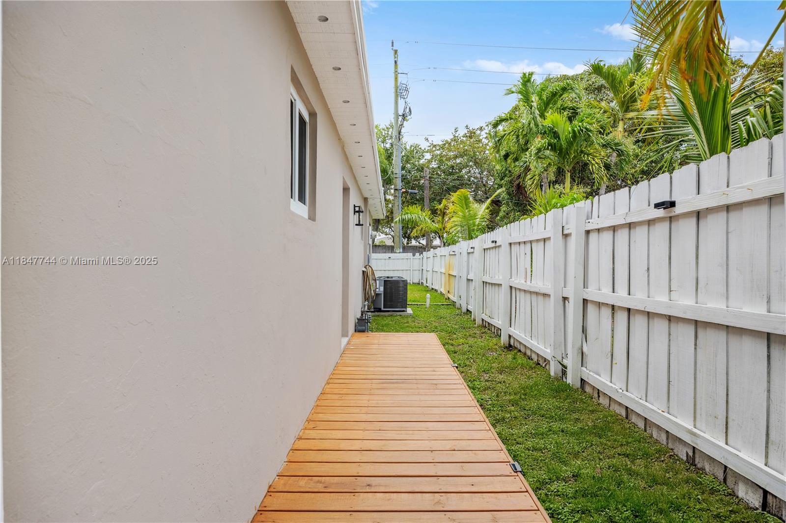 3246 Pierce Street Hollywood, FL 33021 - Photo 32 of 41 a view of a balcony with wooden floor