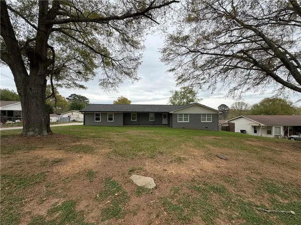 a view of a house with a yard