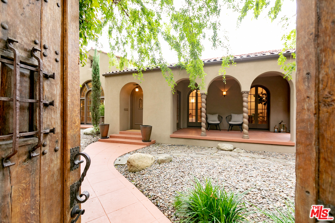 1900 North Serrano Avenue Los Angeles, CA 90027 - Photo 2 of 28