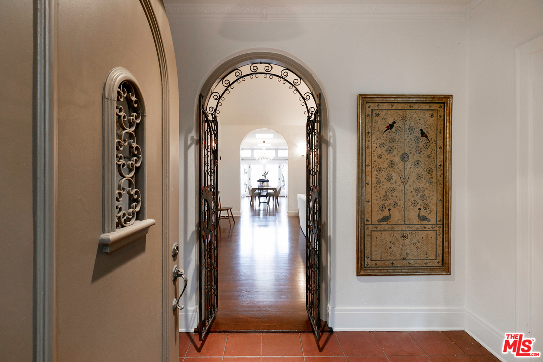 1900 North Serrano Avenue Los Angeles, CA 90027 - Photo 3 of 28