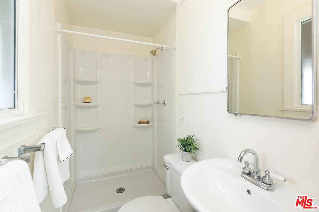 1900 North Serrano Avenue Los Angeles, CA 90027 - Photo 22 of 28