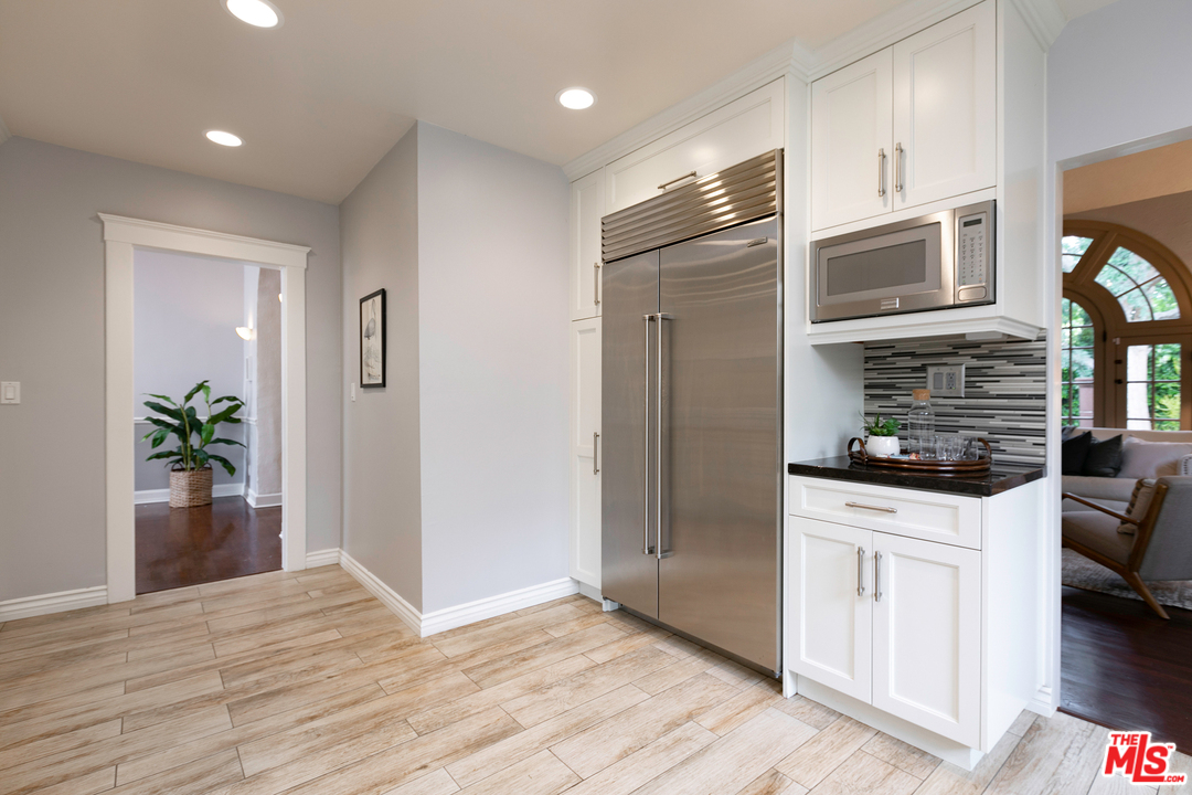 1900 North Serrano Avenue Los Angeles, CA 90027 - Photo 9 of 28