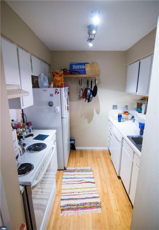 202 East 45th Street, Unit 203 Austin, TX 78751 - Photo 6 of 20 a kitchen with a sink stove and refrigerator