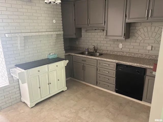 $1,600 | 3813 West Brighton Avenue, Peoria, IL 61615