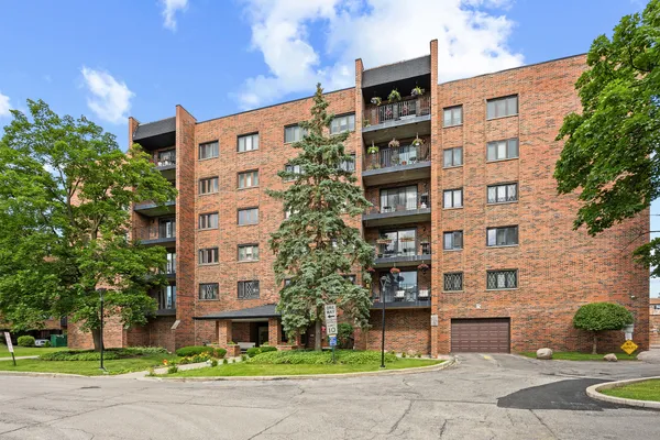 $265,000 | 9346 Landings Lane, Unit 401, Des Plaines, IL 60016