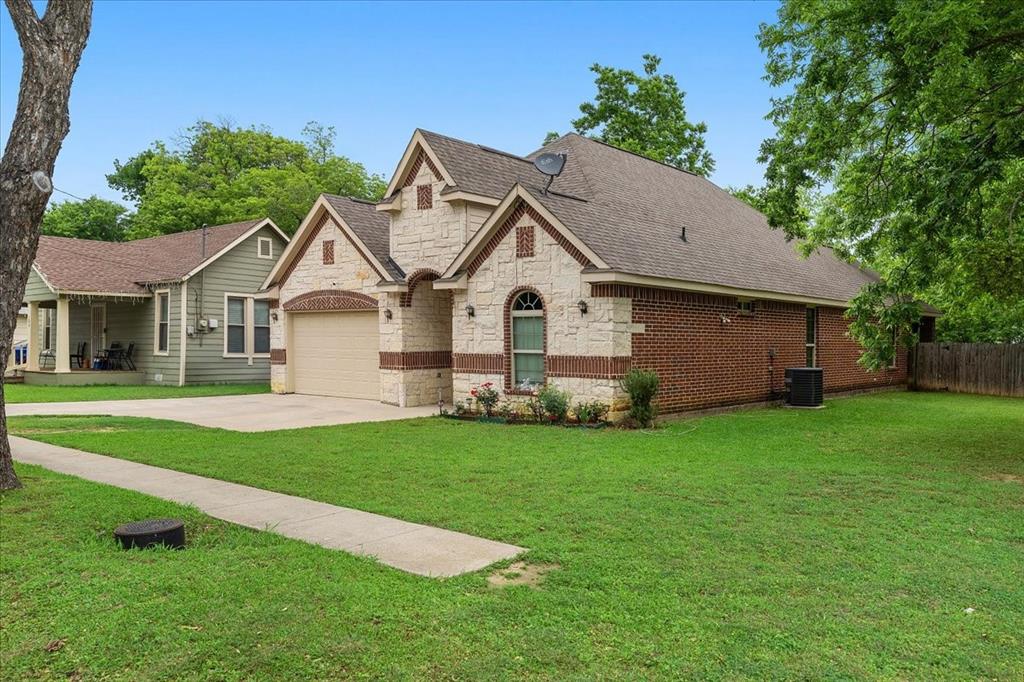 502 Ritchey Street Gainesville, TX 76240 - Photo 4 of 29 a front view of a house with a garden