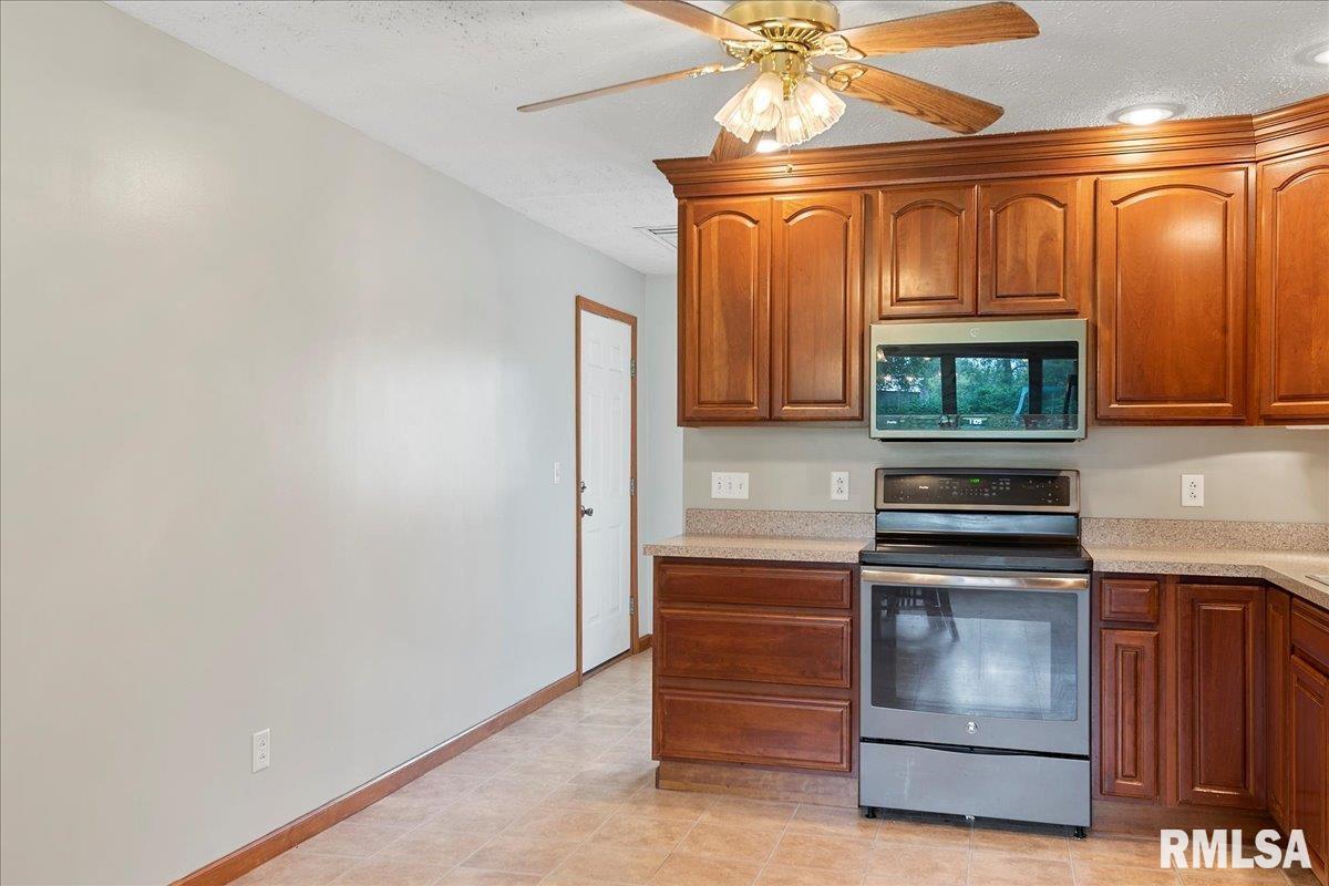 421 North Walnut Street Rochester, IL 62563 - Photo 12 of 33