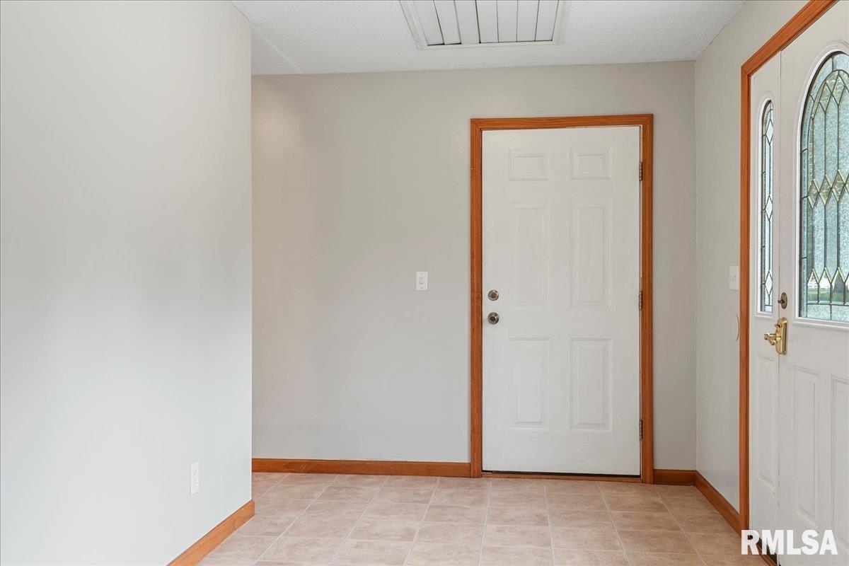 421 North Walnut Street Rochester, IL 62563 - Photo 7 of 33