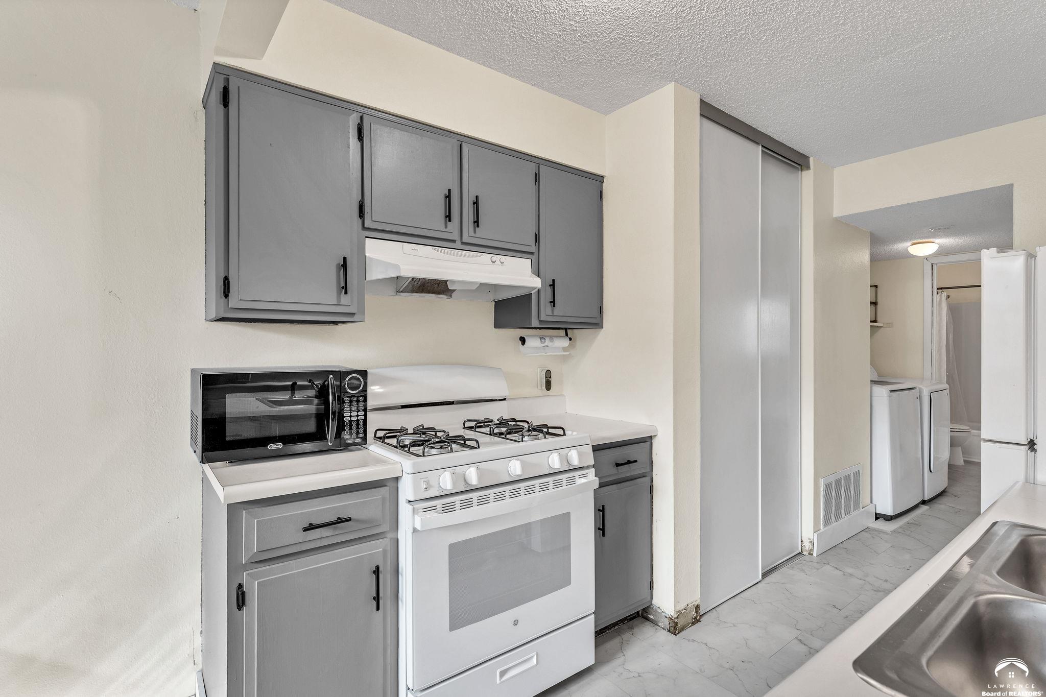 255 North Michigan Street, Unit 77 Lawrence, KS 66044 - Photo 7 of 20