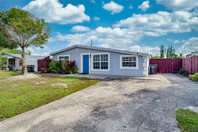 a view of a house with backyard and garden