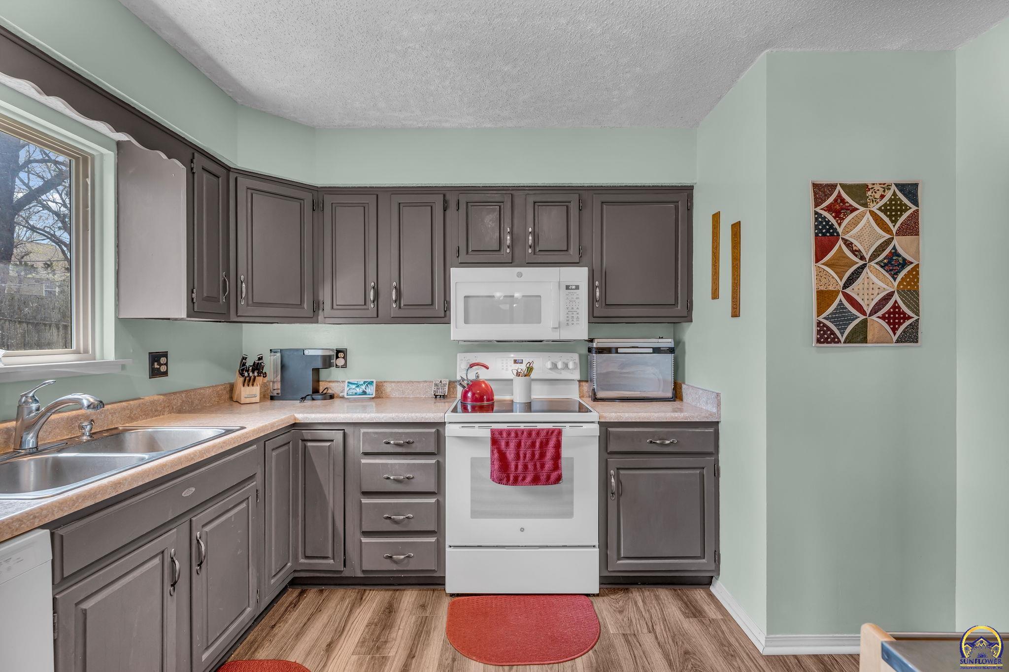 4209 Southwest 35th Terrace Topeka, KS 66614 - Photo 11 of 39