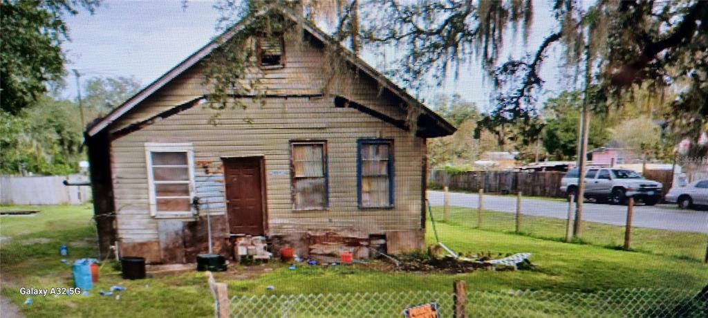 a view of a house with backyard