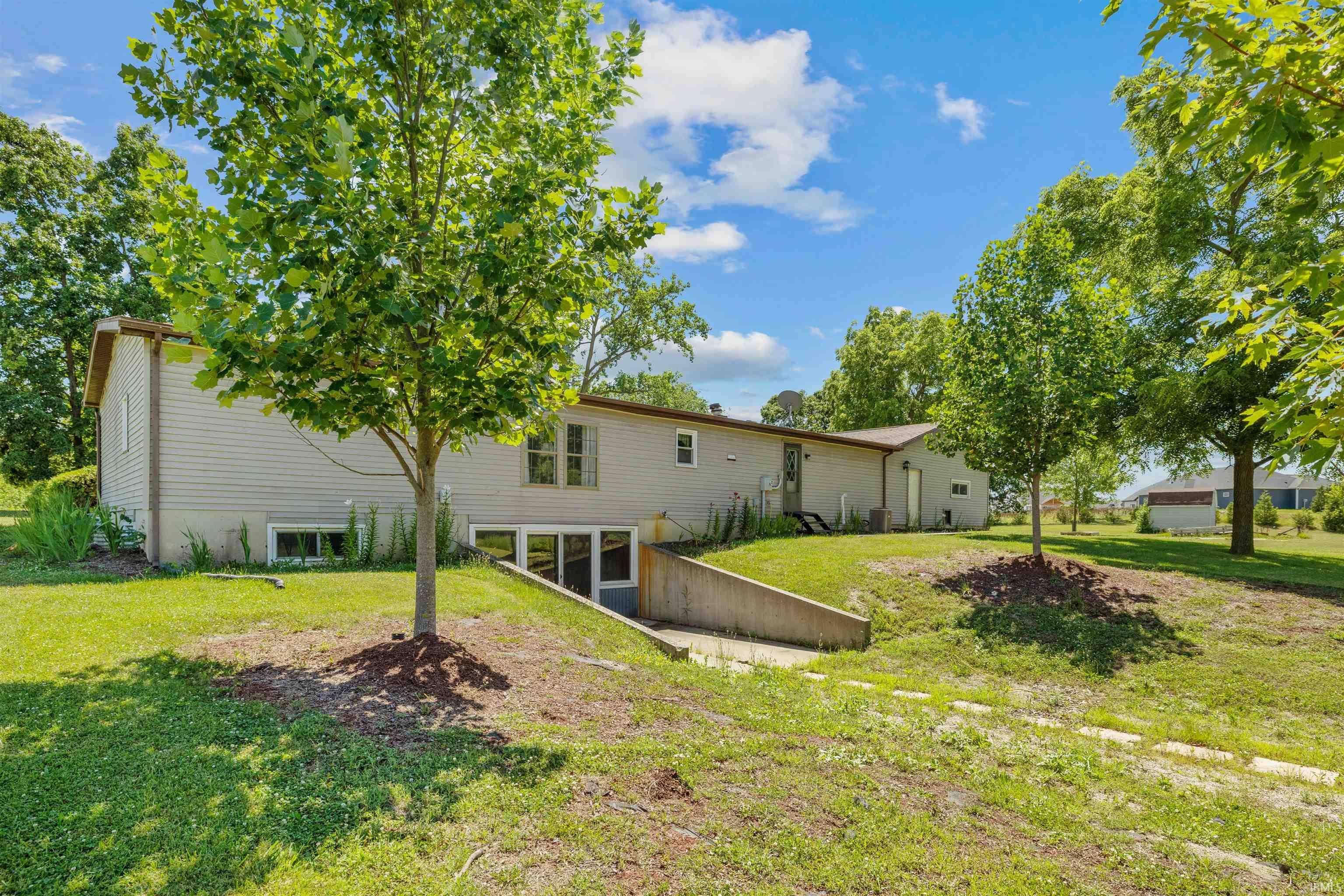 17625 Lochner Road Leo, IN 46765 - Photo 6 of 32
