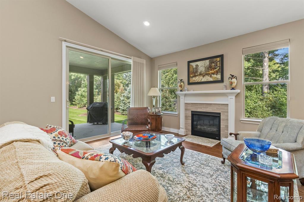 1075 Hampshire Court Rochester, MI 48307 - Photo 15 of 62