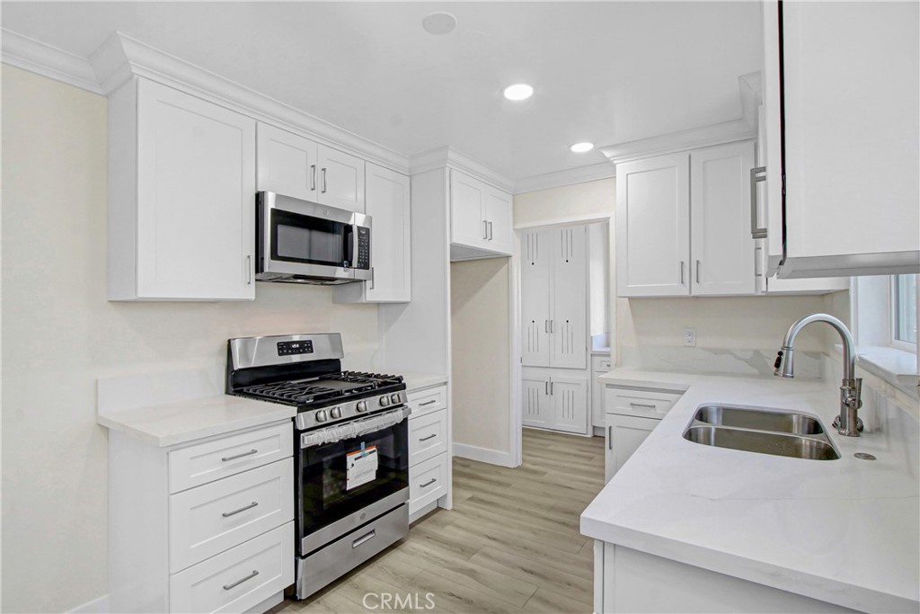 3879 Dykes Lane Riverside, CA 92503 - Photo 4 of 37