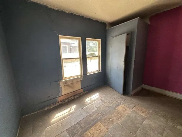 a view of empty room with window