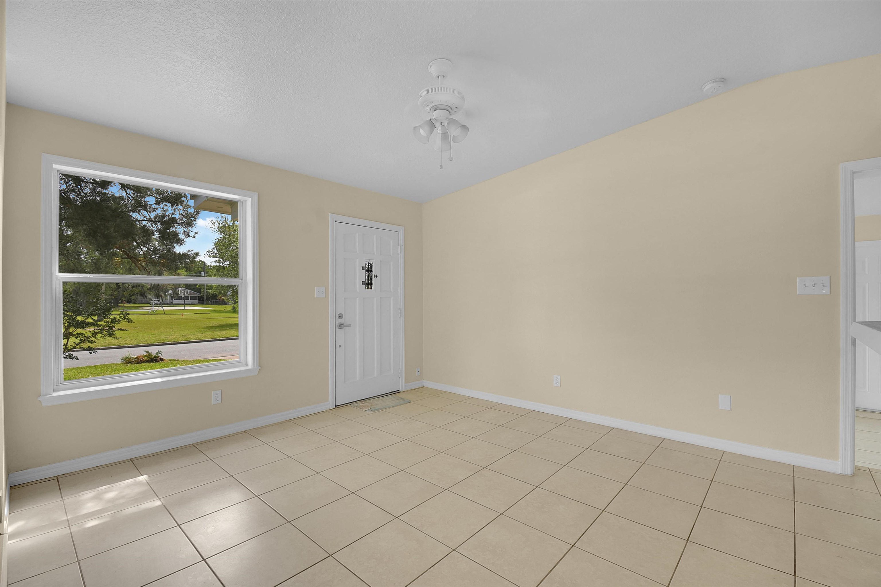 228 Spring Street St. Augustine, FL 32084 - Photo 7 of 38 Open to the Kitchen & bar