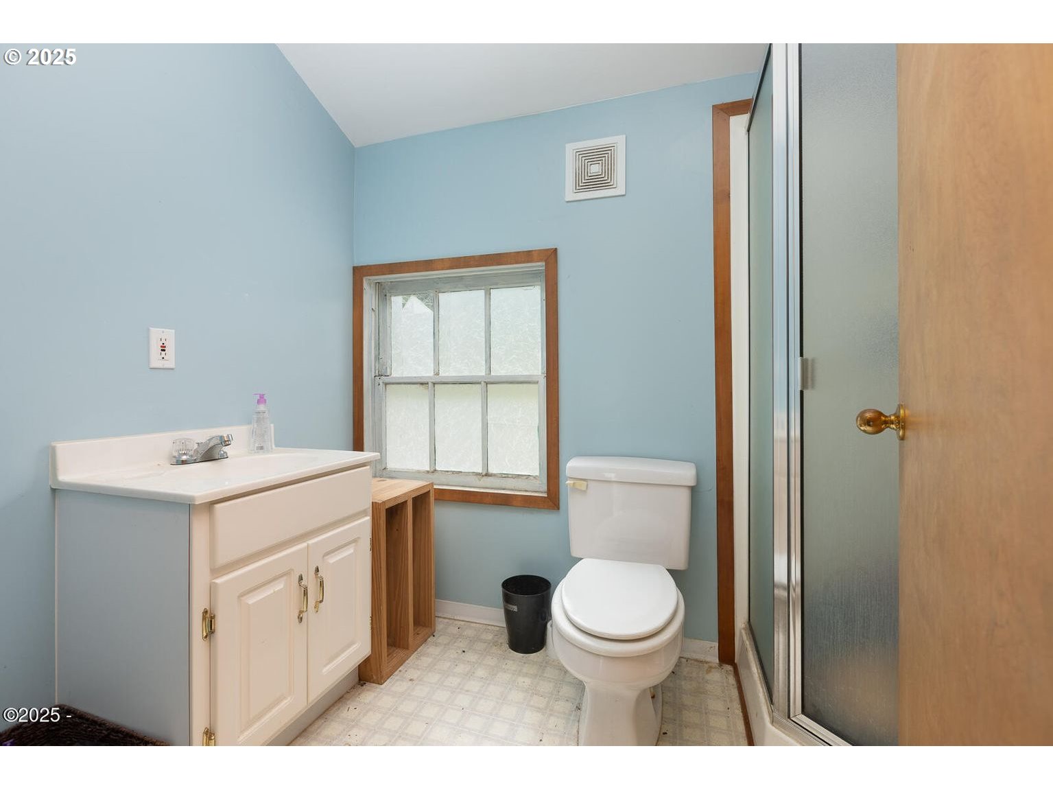 381 South Anderson Creek Road Lincoln City, OR 97367 - Photo 29 of 48 a bathroom with a toilet sink a mirror and a shower